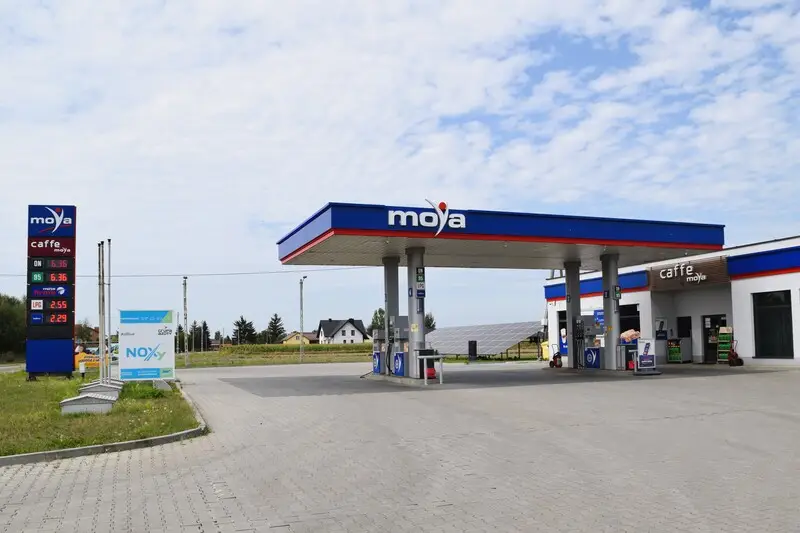 Stacja plaiw w Woli Otaleskiej, budynek stacji paliw z widocznym szyldem i dystrybutorami paliwa.